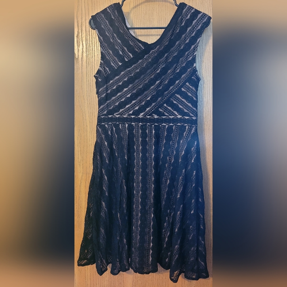 Black lace dress with nude color slip Size 10 - Picture 3 of 3